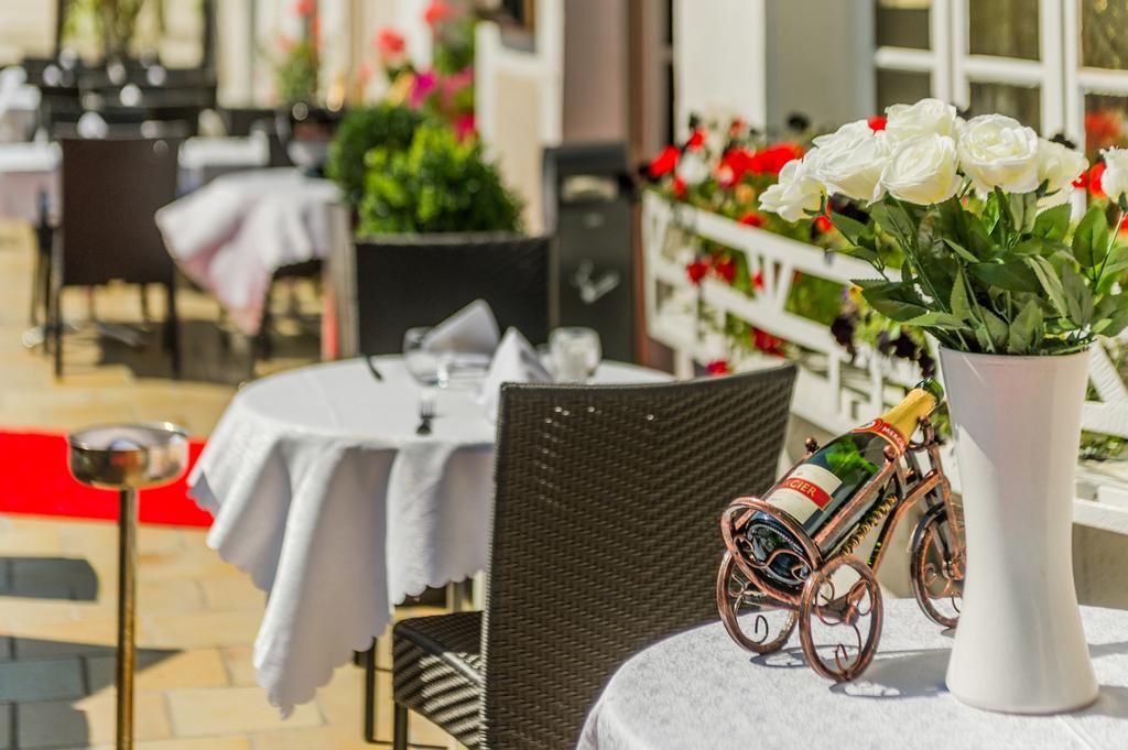 Hotel Absolue Renaissance Magny-Cours Exterior foto